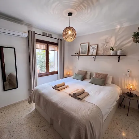 Prázdninový dům Casa El Montcel, A Unique With Roofterrace And Shared Pool